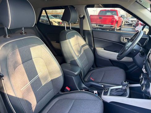 Used 2022 Hyundai Venue Limited image 34