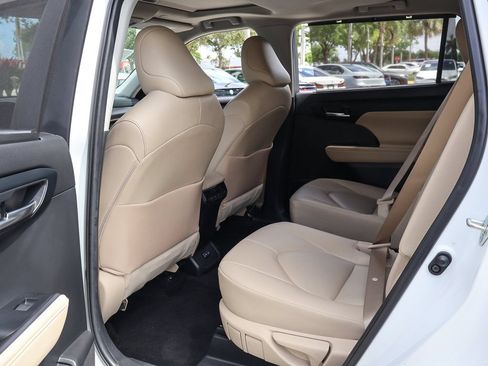 Used 2023 Toyota Highlander XLE FWD image 31