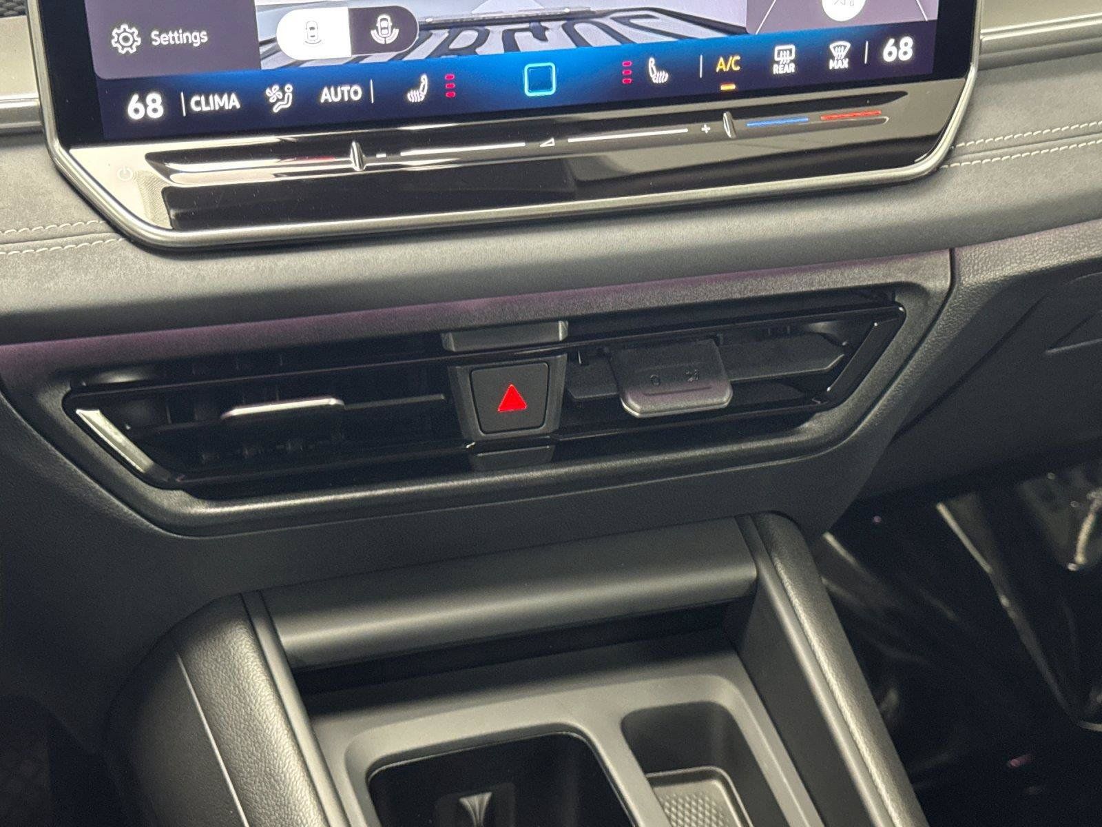 Used 2026 Volkswagen Tiguan SE w/ Panoramic Sunroof Package FWD image 19