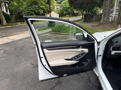 Used 2019 Honda Accord Touring image 10