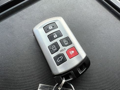Used 2017 Toyota Sienna XLE w/ XLE Navigation Package FWD image 36