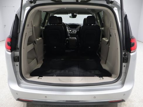 Used 2024 Chrysler Pacifica Touring-L FWD image 18