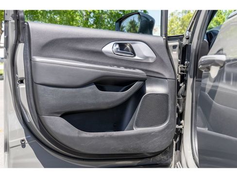 Used 2024 Chrysler Pacifica Touring FWD image 19