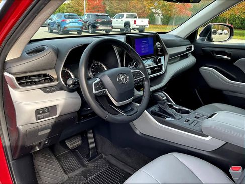 Used 2023 Toyota Highlander XLE image 8