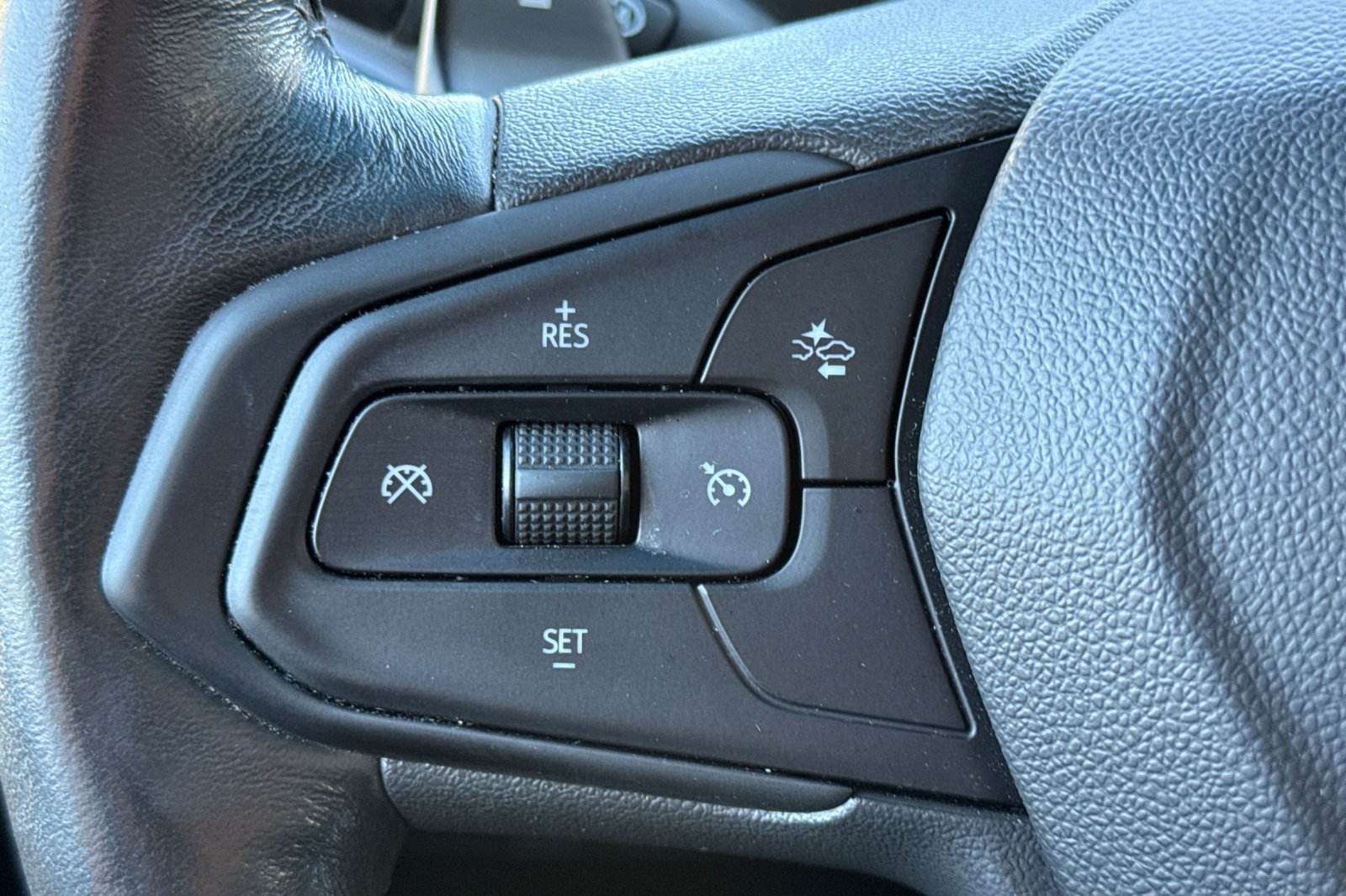 Used 2023 Chevrolet Bolt LT w/ Infotainment Package FWD image 26