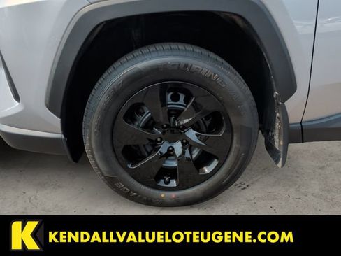 Used 2022 Toyota RAV4 LE AWD/4WD image 9