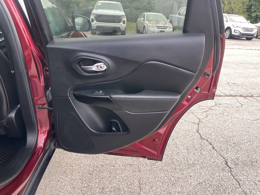Used 2019 Jeep Cherokee Latitude Plus AWD/4WD image 18