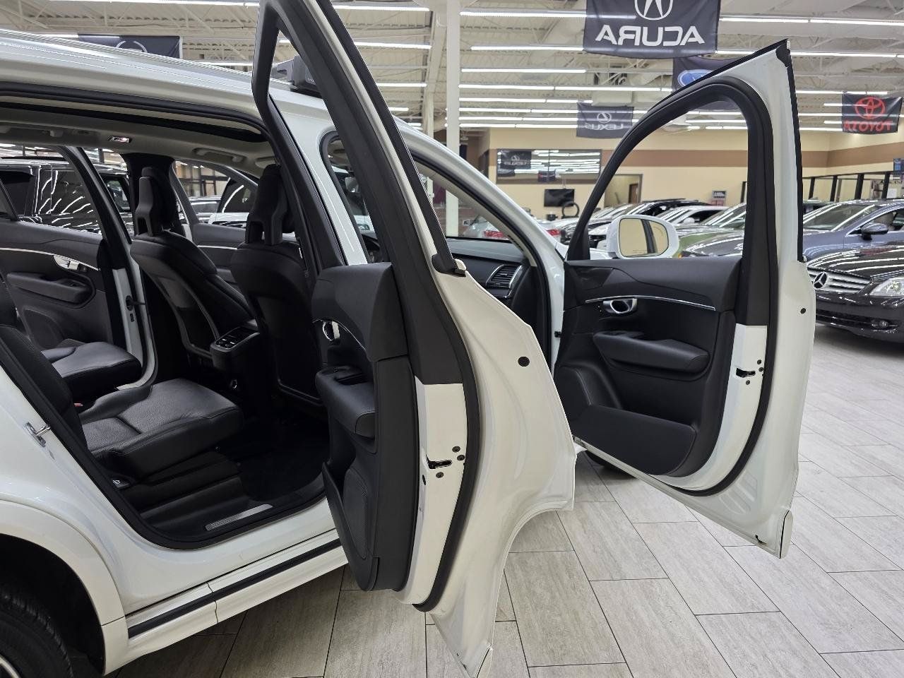 Used 2020 Volvo XC90 T6 Momentum AWD/4WD image 16