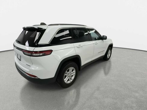 Used 2024 Jeep Grand Cherokee Laredo AWD/4WD image 8