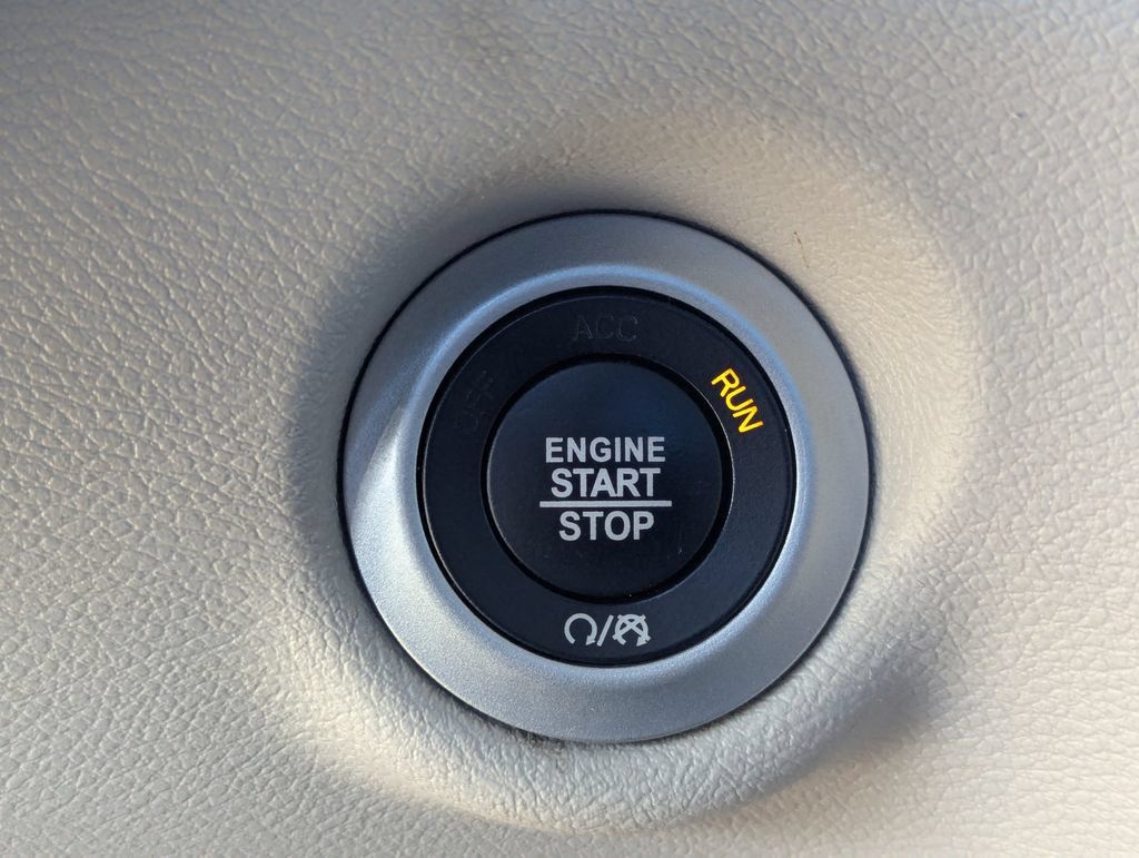 Used 2023 Chrysler Pacifica Touring-L FWD image 21