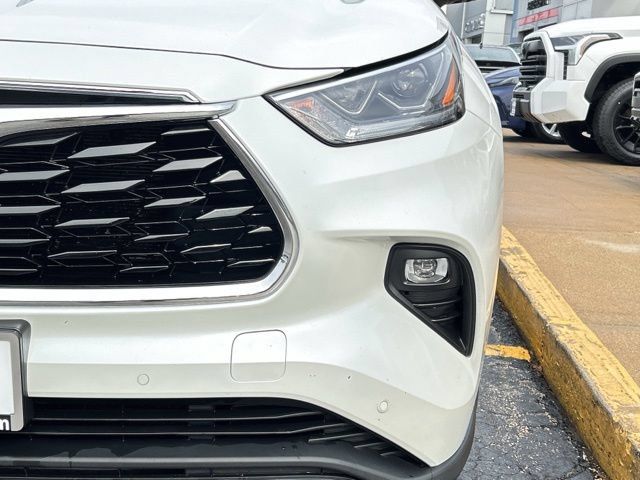 Used 2021 Toyota Highlander Limited AWD/4WD image 3