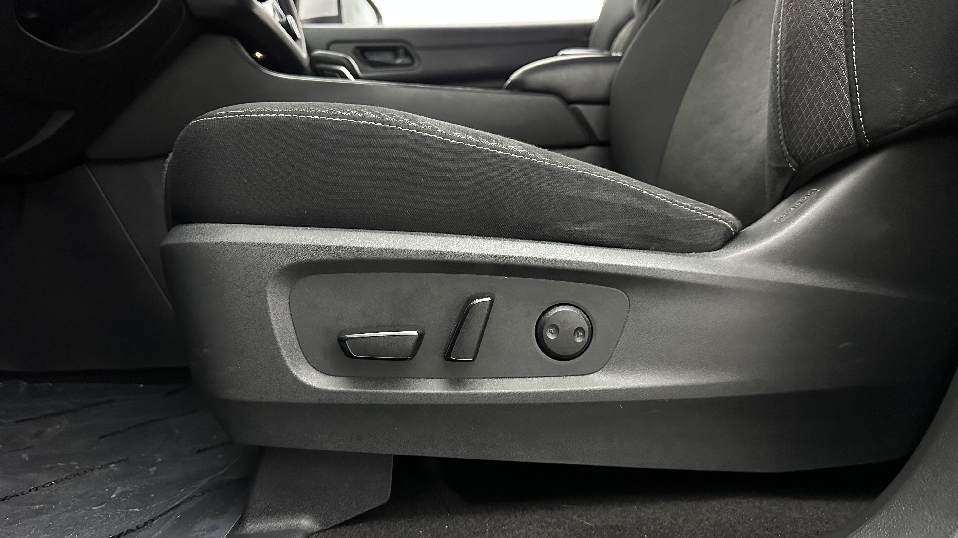Used 2024 Nissan Pathfinder SV FWD image 14