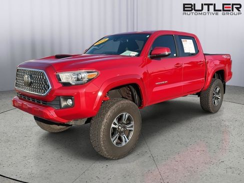 Used 2018 Toyota Tacoma TRD Sport AWD/4WD image 2