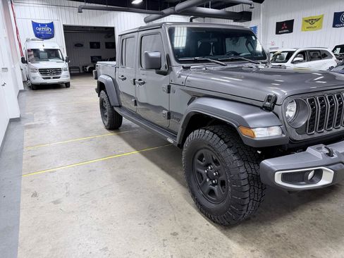 Used 2024 Jeep Gladiator Sport AWD/4WD image 19
