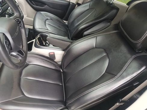 Used 2023 Chrysler Pacifica Touring-L FWD image 12