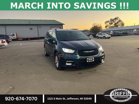 Used 2022 Chrysler Pacifica Touring-L image 5