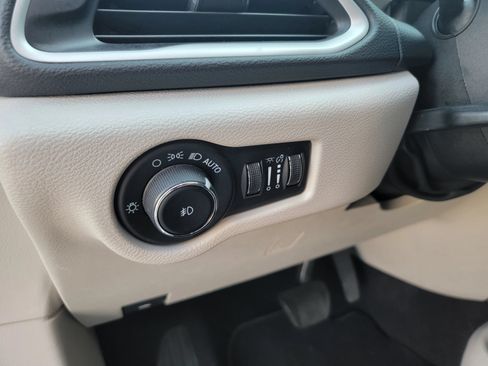 Used 2023 Chrysler Pacifica Touring-L FWD image 16