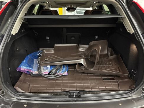 Used 2019 Volvo XC60 T8 Momentum w/ Premium Package image 16