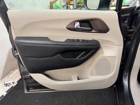 Used 2023 Chrysler Voyager LX FWD image 13