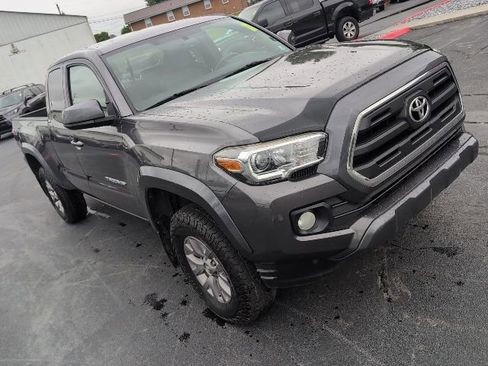 Used 2017 Toyota Tacoma SR5 w/ Tow Package AWD/4WD image 2