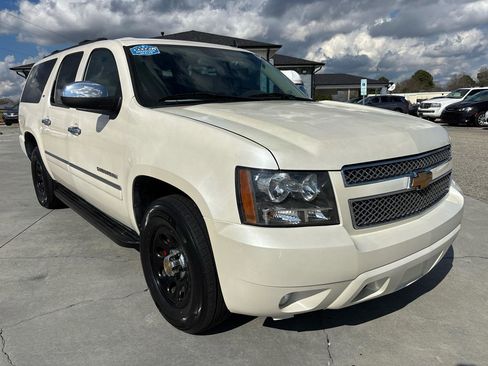 Used 2014 Chevrolet Suburban LTZ image 2