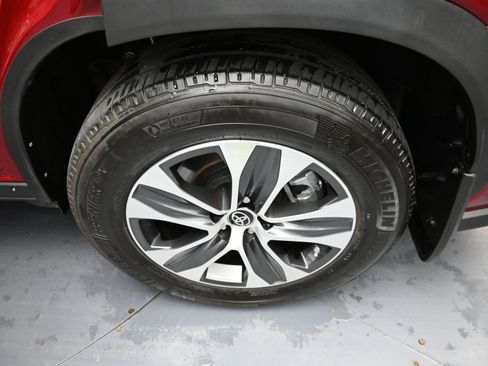 Certified 2024 Toyota Highlander XLE image 25