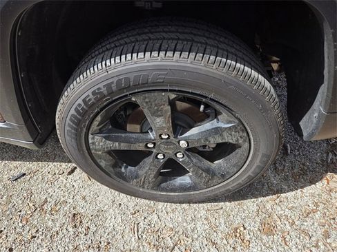 Certified 2025 Jeep Grand Cherokee Altitude image 4