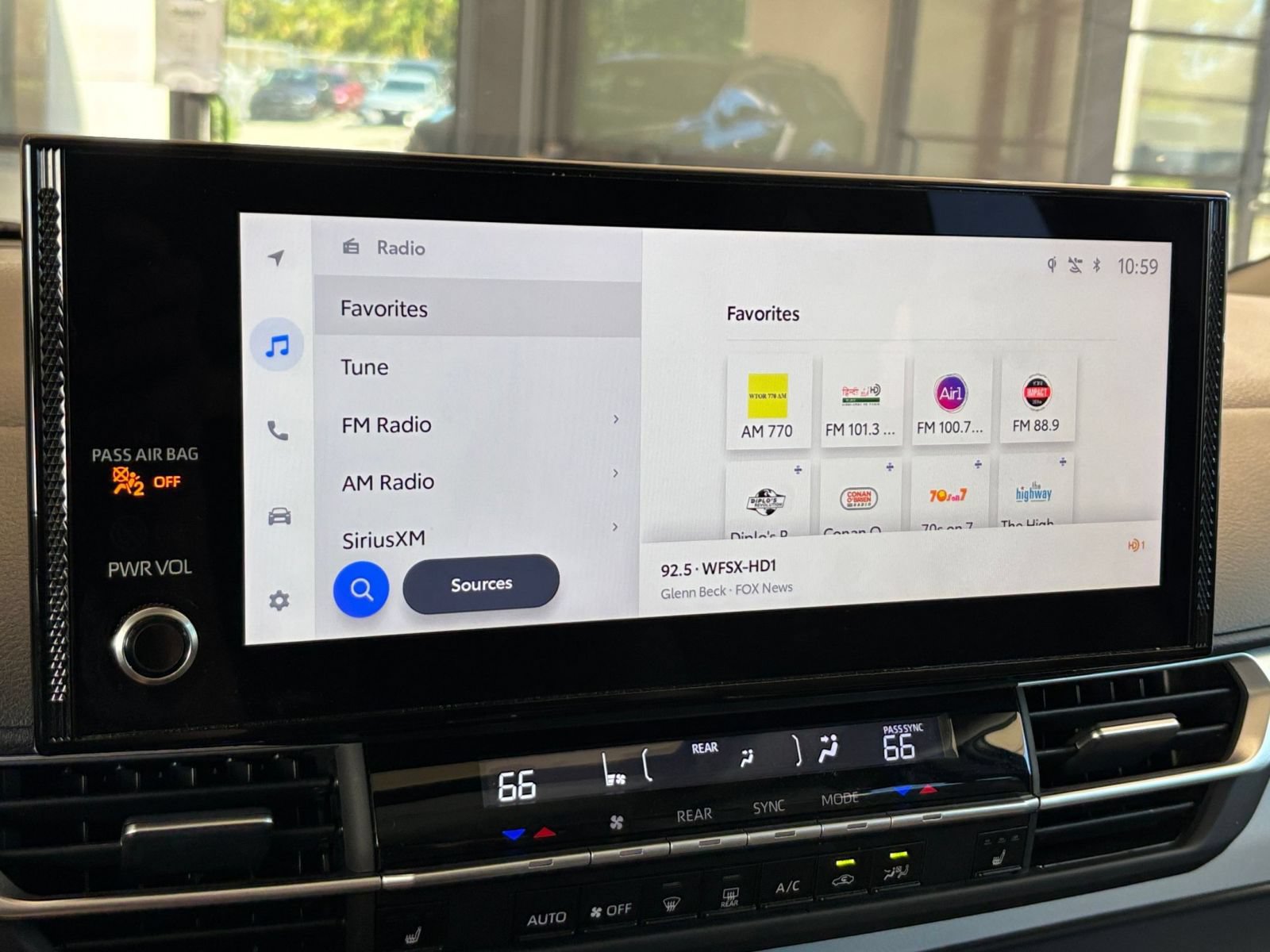 Used 2025 Toyota Sienna XLE FWD image 19