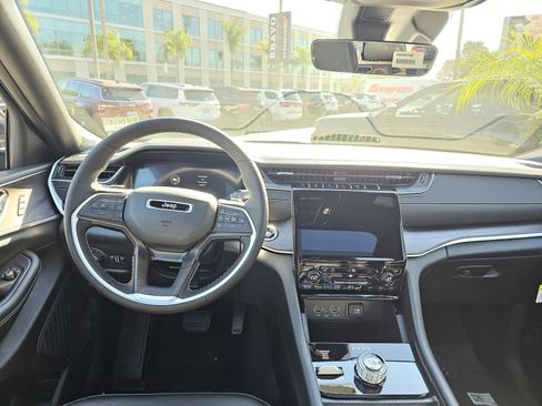 New 2025 Jeep Grand Cherokee Limited image 27