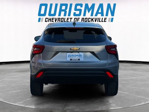 Used 2024 Chevrolet Trax LS w/ LS Convenience Package image 5