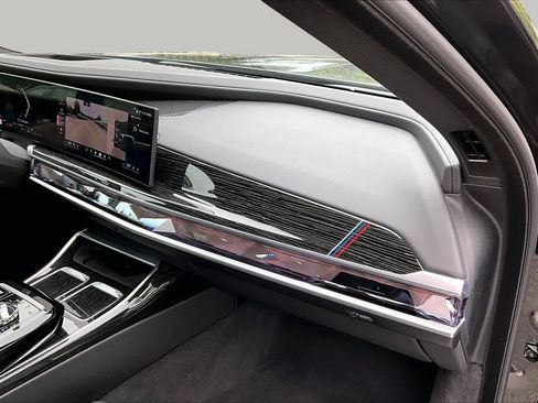 Used 2025 BMW 740i xDrive AWD/4WD image 18