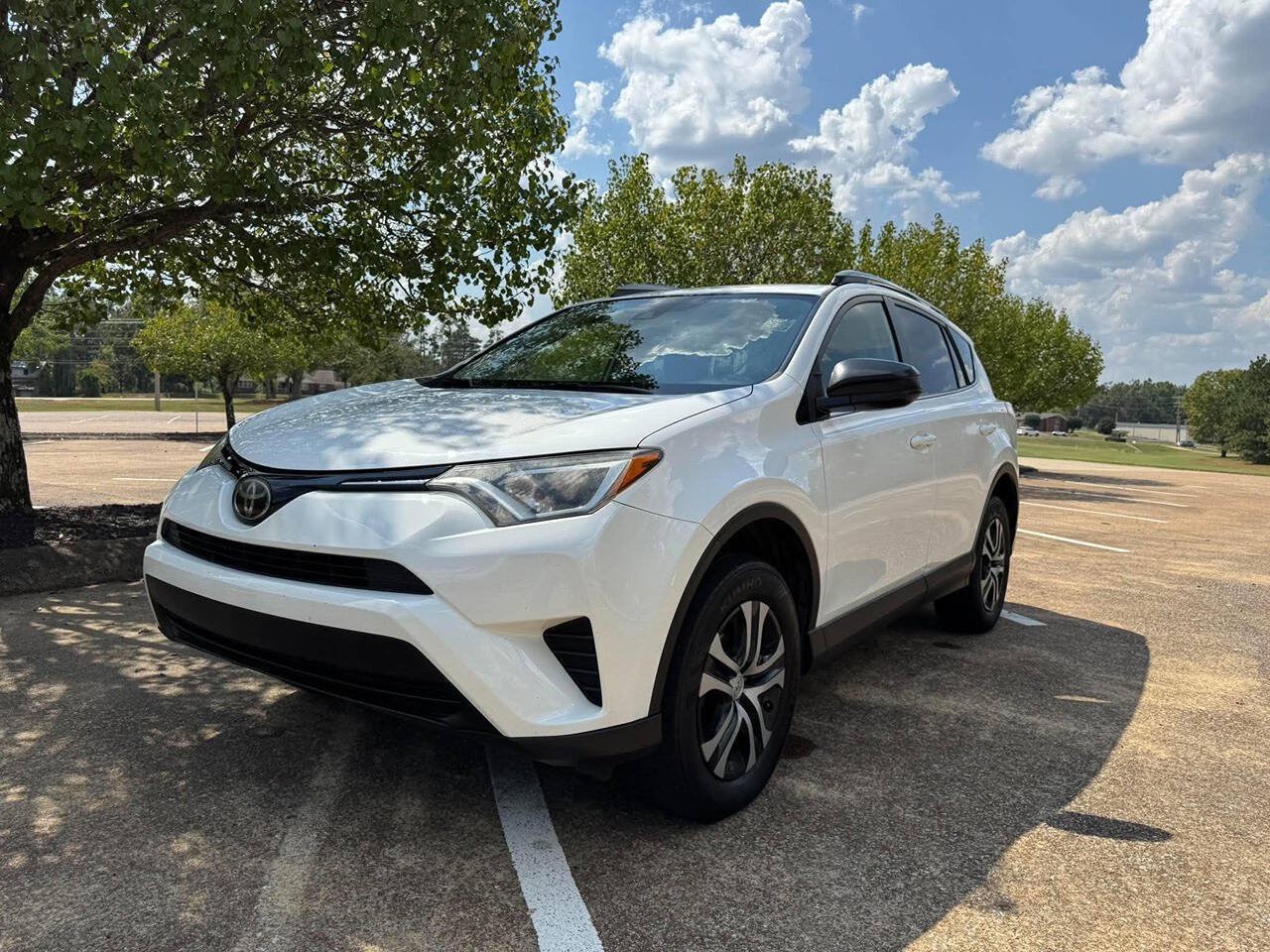 Used 2018 Toyota RAV4 LE FWD image 3