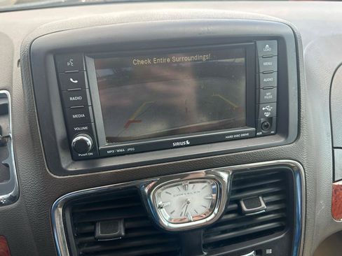 Used 2014 Chrysler Town & Country Touring-L w/ Trailer Tow Group image 22