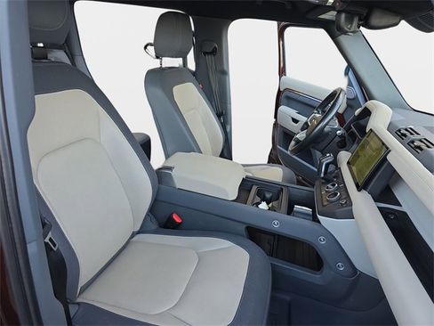 Used 2023 Land Rover Defender 130 X-Dynamic SE image 10