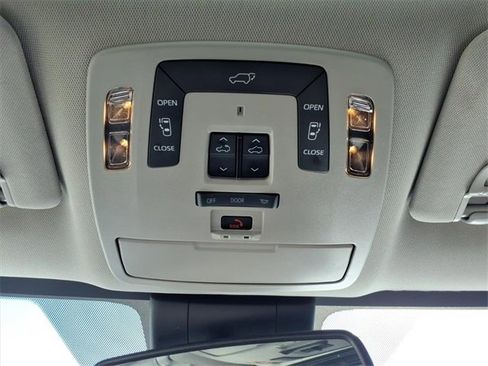 Used 2022 Toyota Sienna Limited image 20