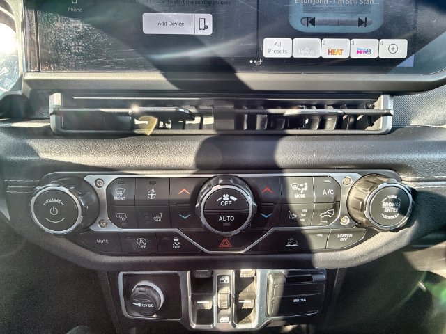 Used 2026 Jeep Wrangler Unlimited Sahara AWD/4WD image 18