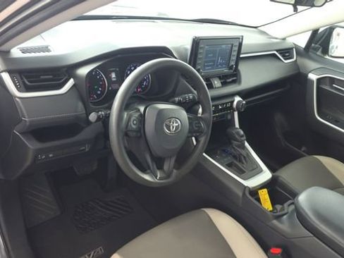 Used 2021 Toyota RAV4 XLE w/ Convenience Package FWD image 12