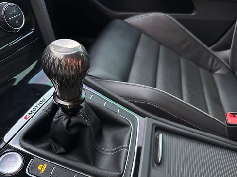 Used 2019 Volkswagen Golf R 4-Door image 68