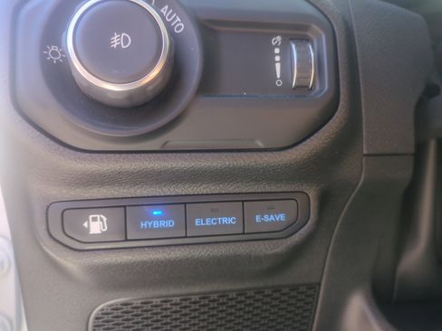 Used 2023 Jeep Wrangler Unlimited Sahara w/ Cold Weather Group AWD/4WD image 11