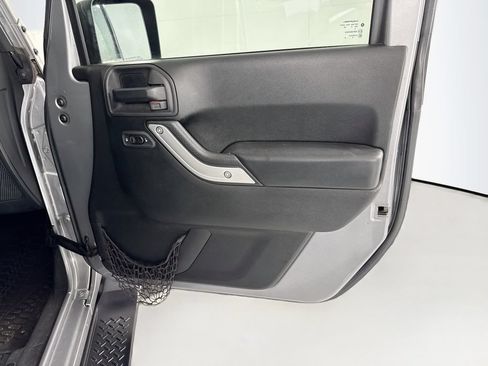 Used 2017 Jeep Wrangler Unlimited Sahara w/ Connectivity Group AWD/4WD image 24