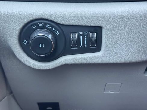 Certified 2024 Chrysler Pacifica Touring-L FWD image 24