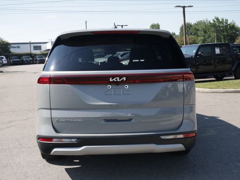 Used 2022 Kia Carnival EX FWD image 3