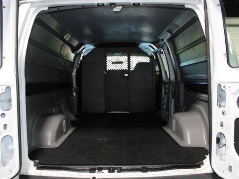 Used 2006 Ford E-350 and Econoline 350 Super Duty RWD image 28