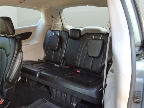 Used 2023 Chrysler Pacifica Touring-L FWD image 31