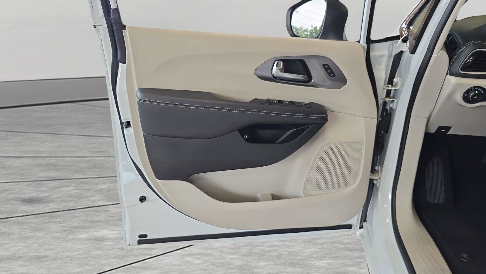 Used 2023 Chrysler Pacifica Touring-L FWD image 12
