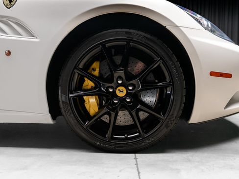 Used 2013 Ferrari California RWD image 28