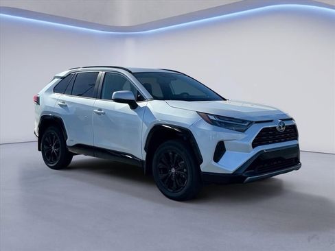 Used 2024 Toyota RAV4 SE image 7