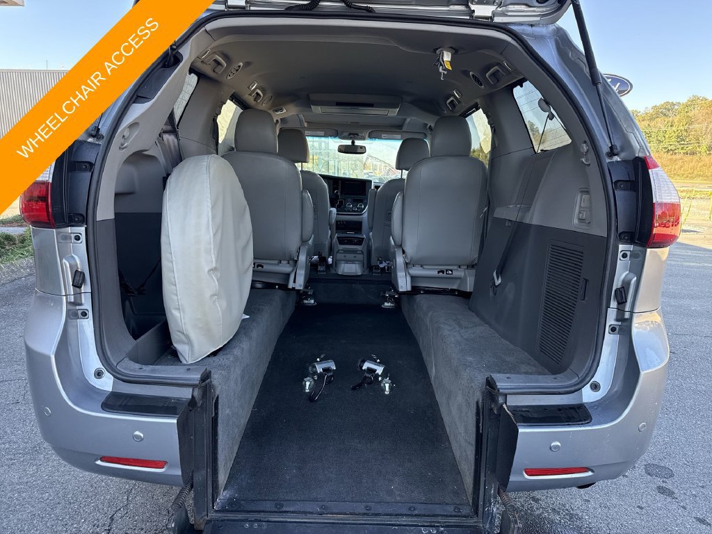 Used 2017 Toyota Sienna XLE Premium FWD image 44