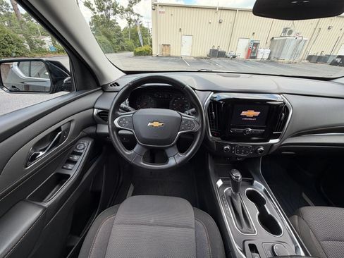 Used 2020 Chevrolet Traverse LT w/ LPO, Blackout Package FWD image 13