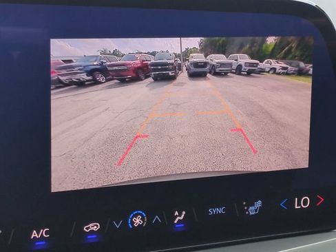 Used 2025 Chevrolet Traverse LT FWD image 25